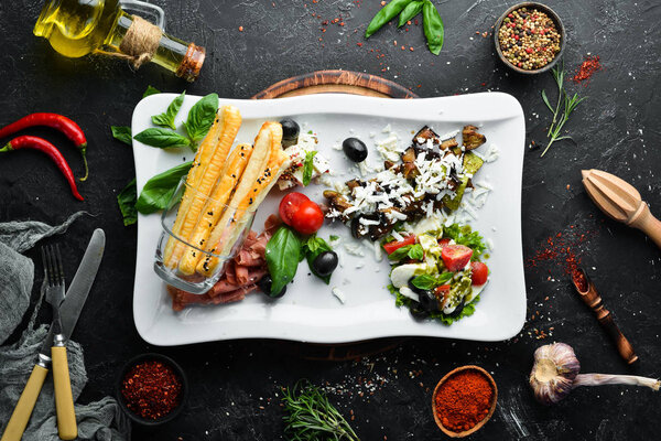 Antipasto Antipesto Antipasta: сыр фета, прошутто, овощи на гриле. Ресторанные блюда. Вид сверху. Свободное место для текста
.