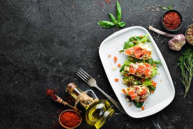 Avokado, somon ve yumurtalı sandviç. Restoran yemekleri. Üst te. Metniniz için boş alan.