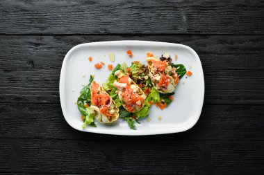 Avokado, somon ve yumurtalı sandviç. Restoran yemekleri. Üst te. Metniniz için boş alan.