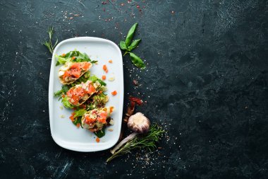 Avokado, somon ve yumurtalı sandviç. Restoran yemekleri. Üst te. Metniniz için boş alan.