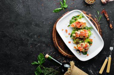 Avokado, somon ve yumurtalı sandviç. Restoran yemekleri. Üst te. Metniniz için boş alan.