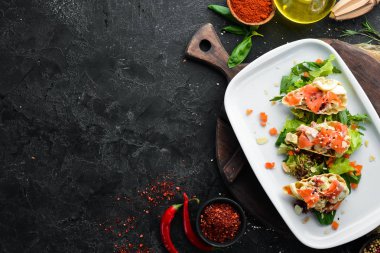 Avokado, somon ve yumurtalı sandviç. Restoran yemekleri. Üst te. Metniniz için boş alan.