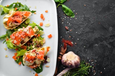 Avokado, somon ve yumurtalı sandviç. Restoran yemekleri. Üst te. Metniniz için boş alan.