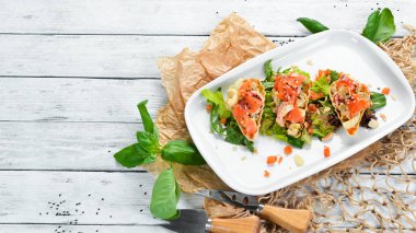 Avokado, somon ve yumurtalı sandviç. Restoran yemekleri. Üst te. Metniniz için boş alan.