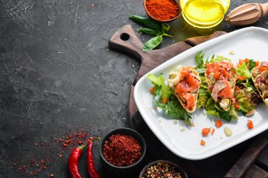 Avokado, somon ve yumurtalı sandviç. Restoran yemekleri. Üst te. Metniniz için boş alan.