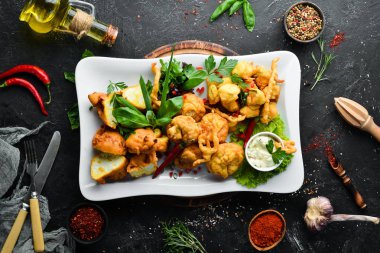 Sebzeler kızartılmış. Restoran yemekleri. Üst te. Metniniz için boş alan.