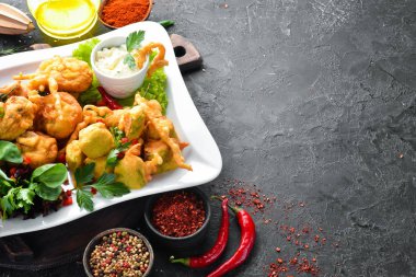 Sebzeler kızartılmış. Restoran yemekleri. Üst te. Metniniz için boş alan.