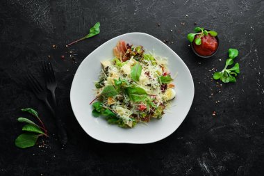 Pastırmalı Sezar salatası. Gıda. Üst te. Metniniz için boş alan.