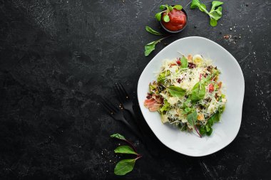 Pastırmalı Sezar salatası. Gıda. Üst te. Metniniz için boş alan.