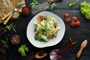 Pastırmalı Sezar salatası. Gıda. Üst te. Metniniz için boş alan.