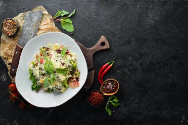 Pastırmalı Sezar salatası. Gıda. Üst te. Metniniz için boş alan.