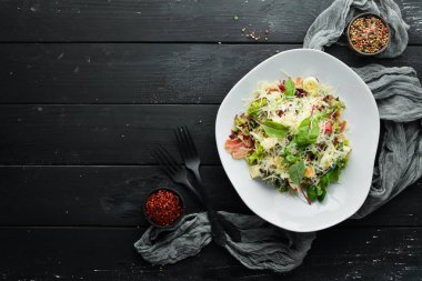 Pastırmalı Sezar salatası. Gıda. Üst te. Metniniz için boş alan.