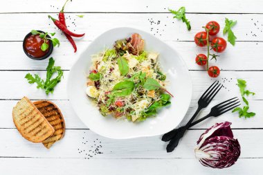 Pastırmalı Sezar salatası. Gıda. Üst te. Metniniz için boş alan.