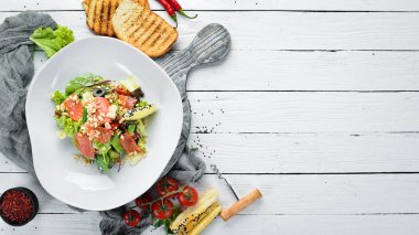 Somon balıklı sebze salatası. Gıda. Üst te. Metniniz için boş alan.