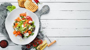 Sebze salatası: havuç, marul, çeri domates, beyaz peynir. Gıda. Üst te. Metniniz için boş alan.