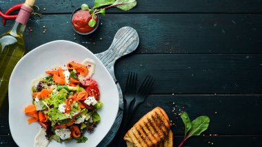 Sebze salatası: havuç, marul, çeri domates, beyaz peynir. Gıda. Üst te. Metniniz için boş alan.