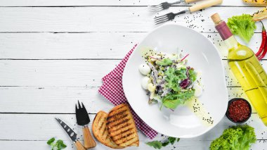 Dana eti, bıldırcın yumurtası ve mayonezli sebze salatası. Gıda. Üst te. Metniniz için boş alan.