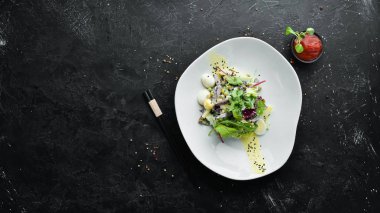 Dana eti, bıldırcın yumurtası ve mayonezli sebze salatası. Gıda. Üst te. Metniniz için boş alan.