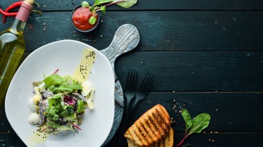 Dana eti, bıldırcın yumurtası ve mayonezli sebze salatası. Gıda. Üst te. Metniniz için boş alan.