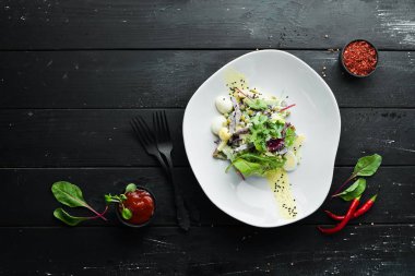 Dana eti, bıldırcın yumurtası ve mayonezli sebze salatası. Gıda. Üst te. Metniniz için boş alan.