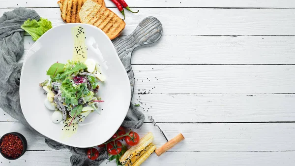 ウズラの卵とマヨネーズの野菜サラダ トップビュー テキストの空き領域 — ストック写真