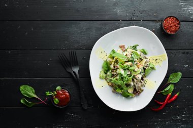 Mantarlı sebze salatası, peynir ve pastırma. Gıda. Üst te. Metniniz için boş alan.