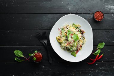 Kabak ve tavuk fileto sebze salatası. Gıda. Üst te. Metniniz için boş alan.