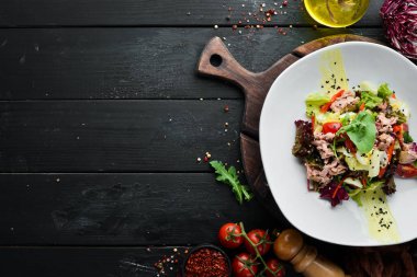 Ton balığı ve bıldırcın yumurtası ile sebze salatası. Gıda. Üst te. Metniniz için boş alan.