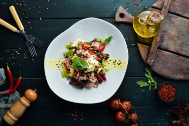 Ton balığı ve bıldırcın yumurtası ile sebze salatası. Gıda. Üst te. Metniniz için boş alan.