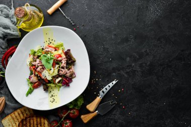 Ton balığı ve bıldırcın yumurtası ile sebze salatası. Gıda. Üst te. Metniniz için boş alan.