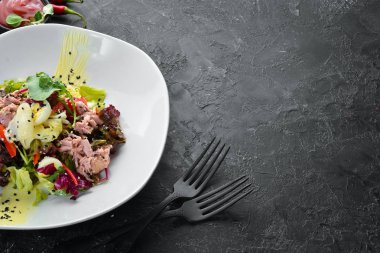 Ton balığı ve bıldırcın yumurtası ile sebze salatası. Gıda. Üst te. Metniniz için boş alan.