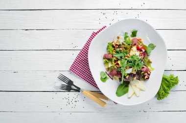 Prosciutto ve fındık ile sebze salatası. Gıda. Üst te. Metniniz için boş alan.