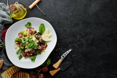 Prosciutto ve fındık ile sebze salatası. Gıda. Üst te. Metniniz için boş alan.