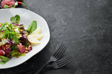 Prosciutto ve fındık ile sebze salatası. Gıda. Üst te. Metniniz için boş alan.