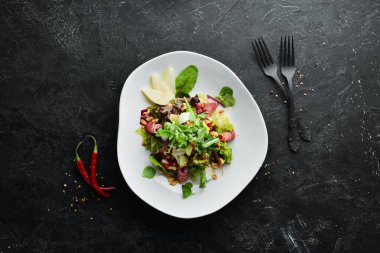 Prosciutto ve fındık ile sebze salatası. Gıda. Üst te. Metniniz için boş alan.