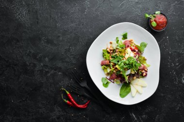 Prosciutto ve fındık ile sebze salatası. Gıda. Üst te. Metniniz için boş alan.