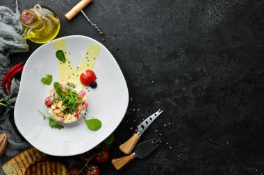 Ananas ve tavuk fileto ile sebze salatası. Gıda. Üst te. Metniniz için boş alan.