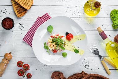 Ananas ve tavuk fileto ile sebze salatası. Gıda. Üst te. Metniniz için boş alan.
