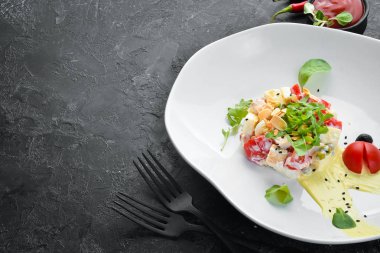 Ananas ve tavuk fileto ile sebze salatası. Gıda. Üst te. Metniniz için boş alan.