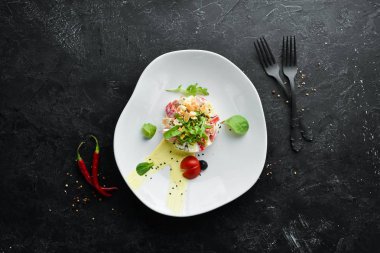 Ananas ve tavuk fileto ile sebze salatası. Gıda. Üst te. Metniniz için boş alan.