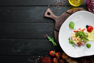 Ananas ve tavuk fileto ile sebze salatası. Gıda. Üst te. Metniniz için boş alan.