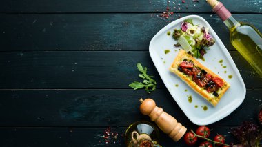 Mozzarella ile hamur üzerinde pişmiş domates. Caprese. Gıda. Üst te. Metniniz için boş alan.