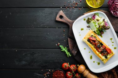 Mozzarella ile hamur üzerinde pişmiş domates. Caprese. Gıda. Üst te. Metniniz için boş alan.