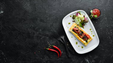 Mozzarella ile hamur üzerinde pişmiş domates. Caprese. Gıda. Üst te. Metniniz için boş alan.