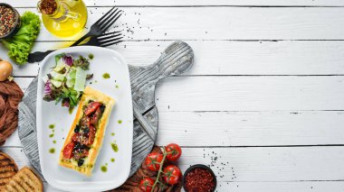 Mozzarella ile hamur üzerinde pişmiş domates. Caprese. Gıda. Üst te. Metniniz için boş alan.