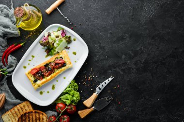 Mozzarella ile hamur üzerinde pişmiş domates. Caprese. Gıda. Üst te. Metniniz için boş alan.