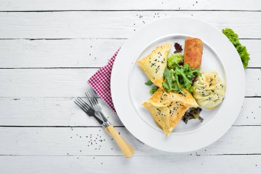 Et, peynir ve mantar ile pişmiş khinkali. Gıda. Üst te. Metniniz için boş alan.