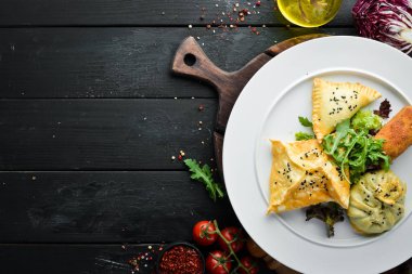 Et, peynir ve mantar ile pişmiş khinkali. Gıda. Üst te. Metniniz için boş alan.