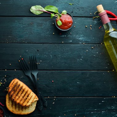 Pişirme afişi. Mutfak siyah masa ve malzemeler. Gıda. Üst te. Metniniz için boş alan.