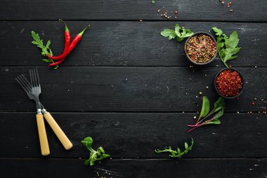 Pişirme afişi. Mutfak siyah masa ve malzemeler. Gıda. Üst te. Metniniz için boş alan.